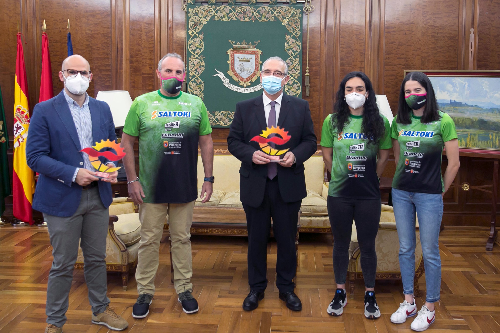 Saltoki Trikideak entrega al Ayuntamiento de Pamplona los trofeos obtenidos en el Campeonato de Espa&ntilde;a de Duatl&oacute;n por relevos, celebrado en Alcobendas